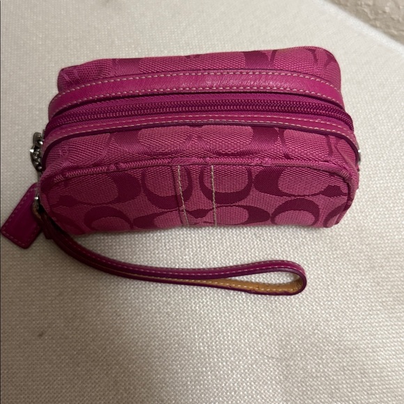 Like NWOT, Coach vintage pink signature wristlet . - Picture 1 of 8